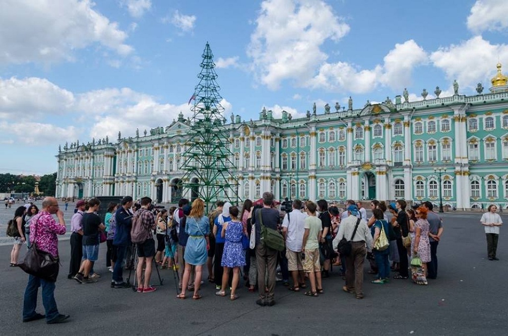 A Christmas tree on the Palace Square